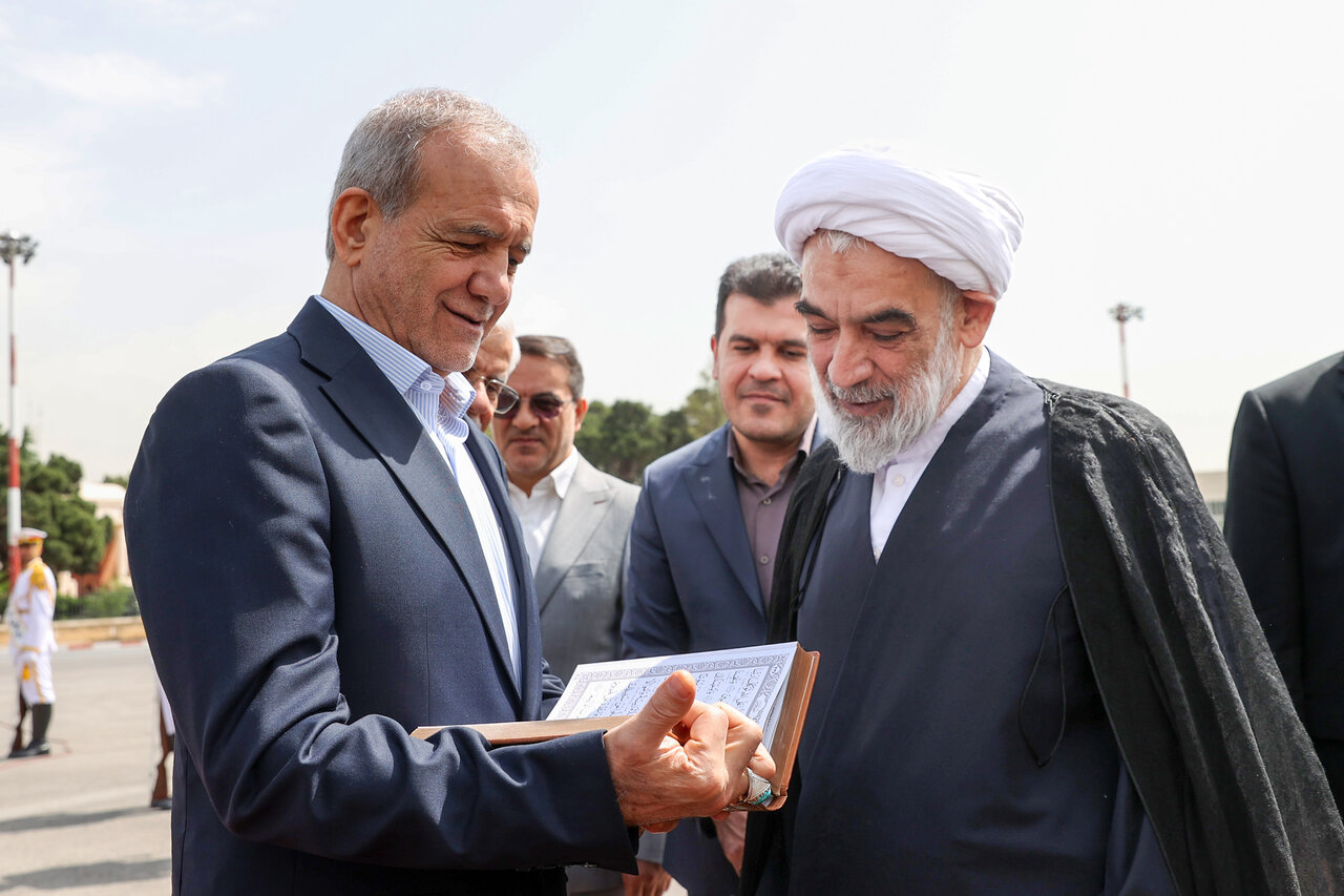 عکسی از استخاره گرفتن پزشکیان قبل از سفر به باکو/ نماینده رهبری، رئیس جمهور را بدرقه کرد/ عراقچی و سنایی هم مسافر پرواز بودند؟