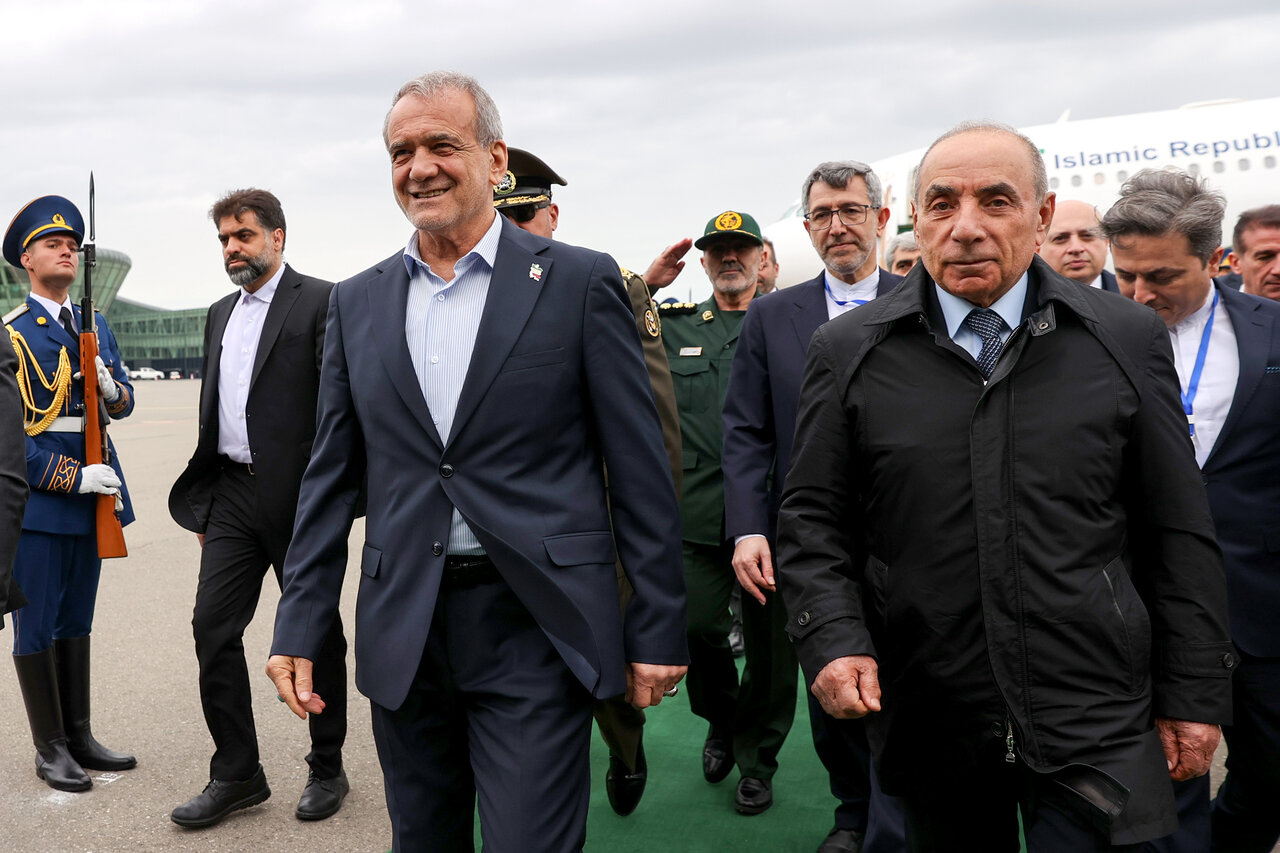 تصاویر استقبال از پزشکیان به محض ورود به آذربایجان