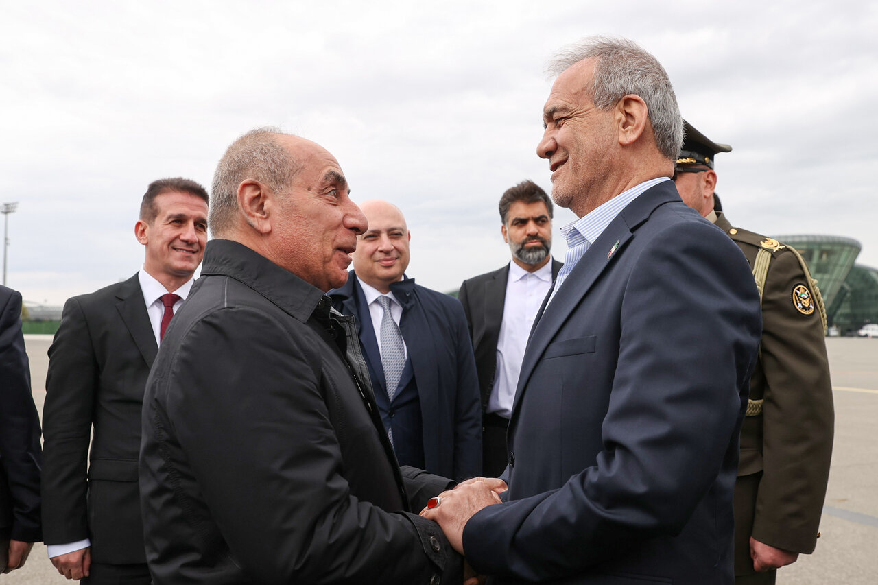 تصاویر استقبال از پزشکیان به محض ورود به آذربایجان