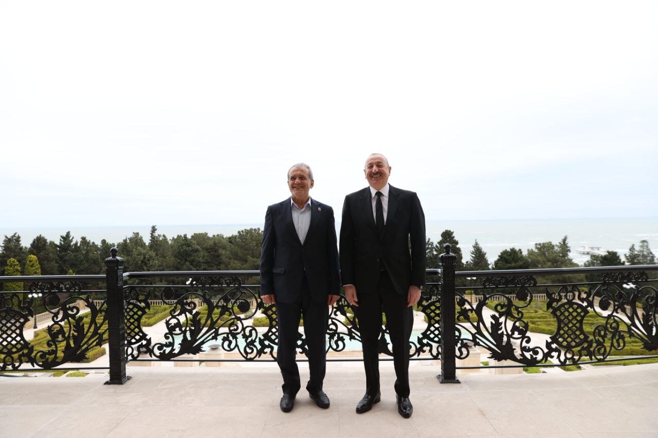 دیدار صمیمی پزشکیان و الهام علی اف در فضایی متفاوت/ خوش و بش دو رئیس جمهور در ساحل خزر