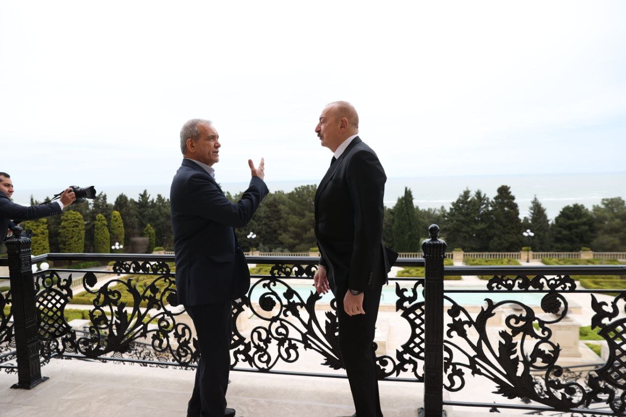 دیدار صمیمی پزشکیان و الهام علی اف در فضایی متفاوت/ خوش و بش دو رئیس جمهور در ساحل خزر