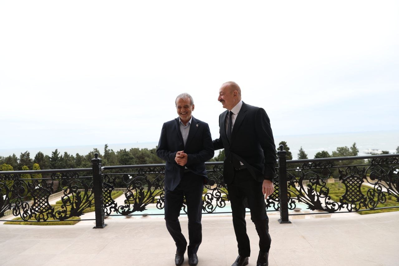 دیدار صمیمی پزشکیان و الهام علی اف در فضایی متفاوت/ خوش و بش دو رئیس جمهور در ساحل خزر
