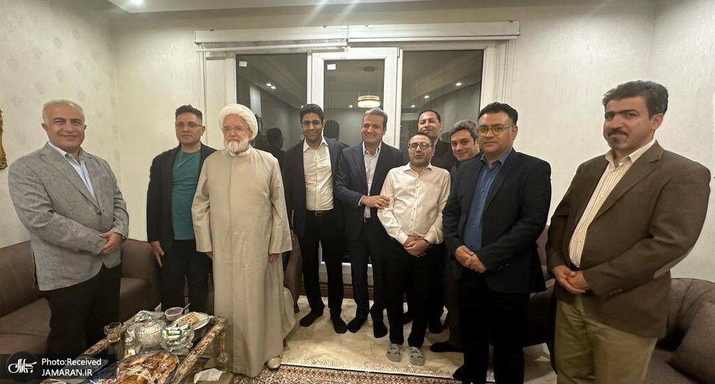 دیدار جمعی از فعالان سیاسی با مهدی کروبی/ اتفاق عجیبی که در انتخابات سال ۱۳۸۴ افتاد