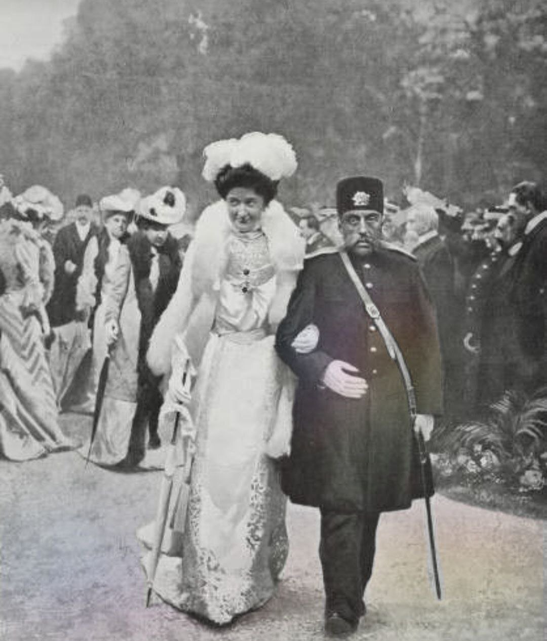 عکس/ مظفرالدینشاه بازو در بازوی ملکه ایتالیا