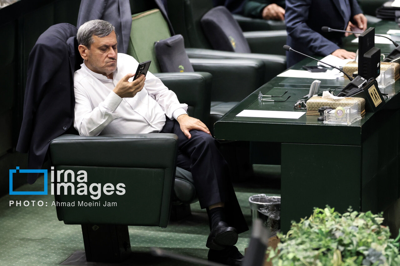 تصویری جالب از گوشه نشینی آقاتهرانی در جلسه سهشنبه مجلس