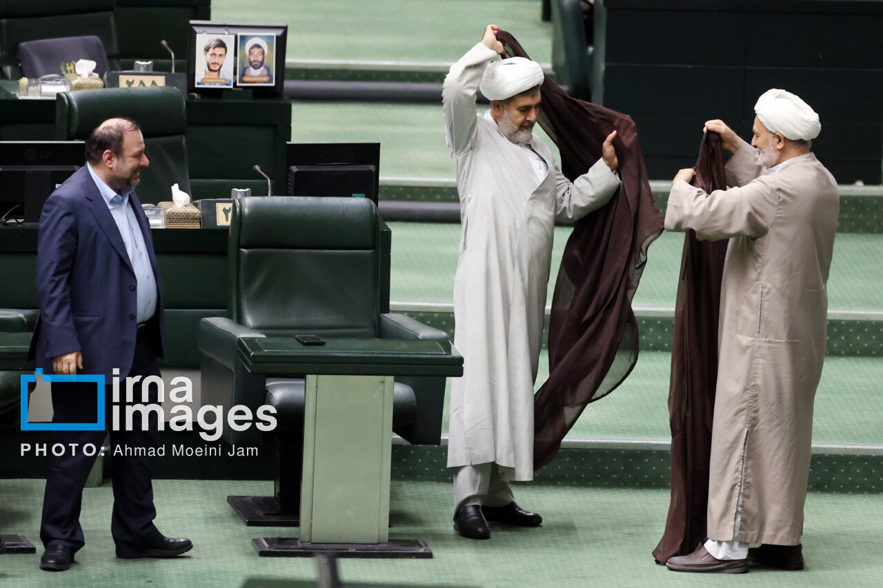 تصویری جالب از گوشه نشینی آقاتهرانی در جلسه سهشنبه مجلس