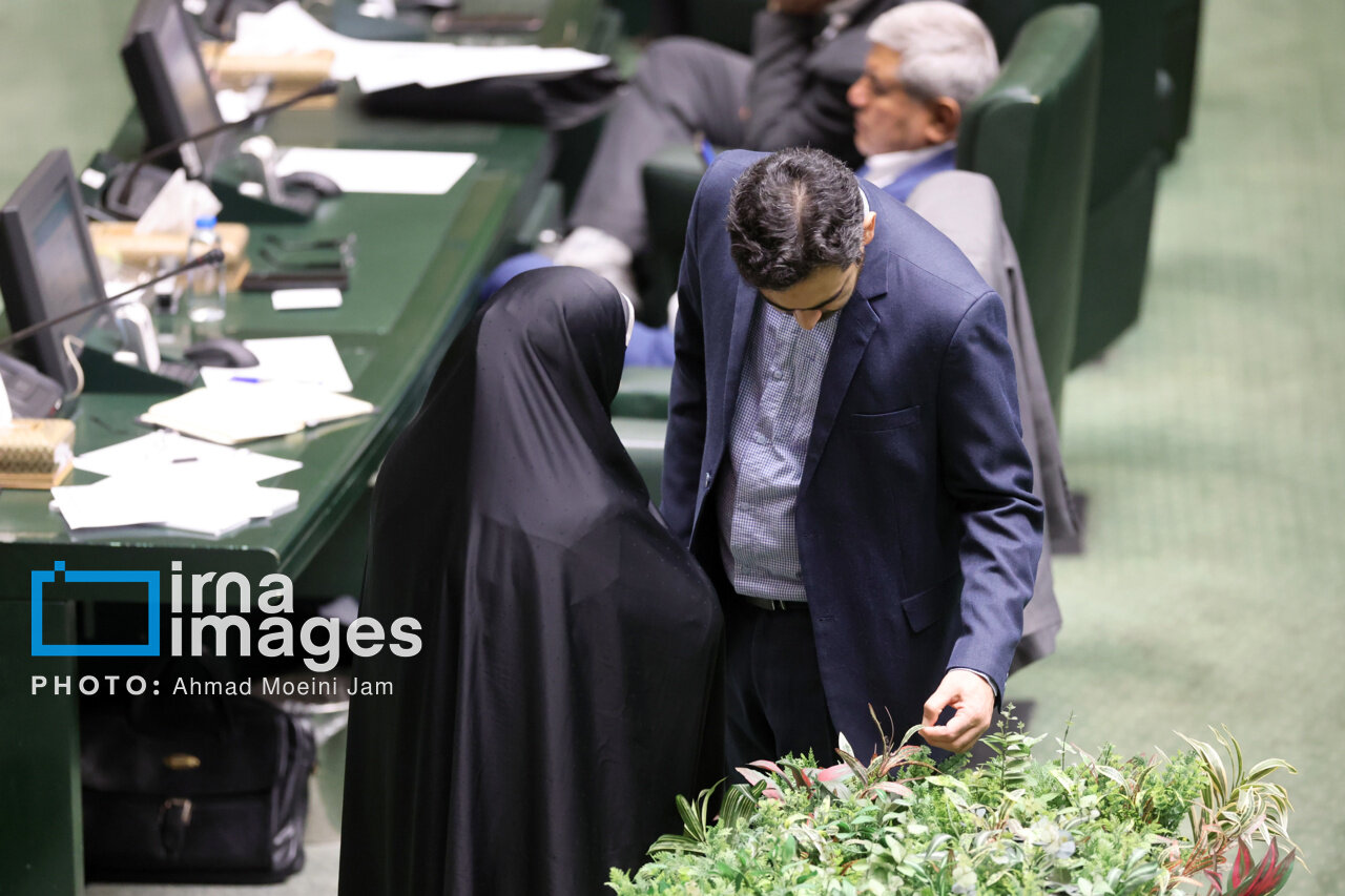 تصویری جالب از گوشه نشینی آقاتهرانی در جلسه سهشنبه مجلس