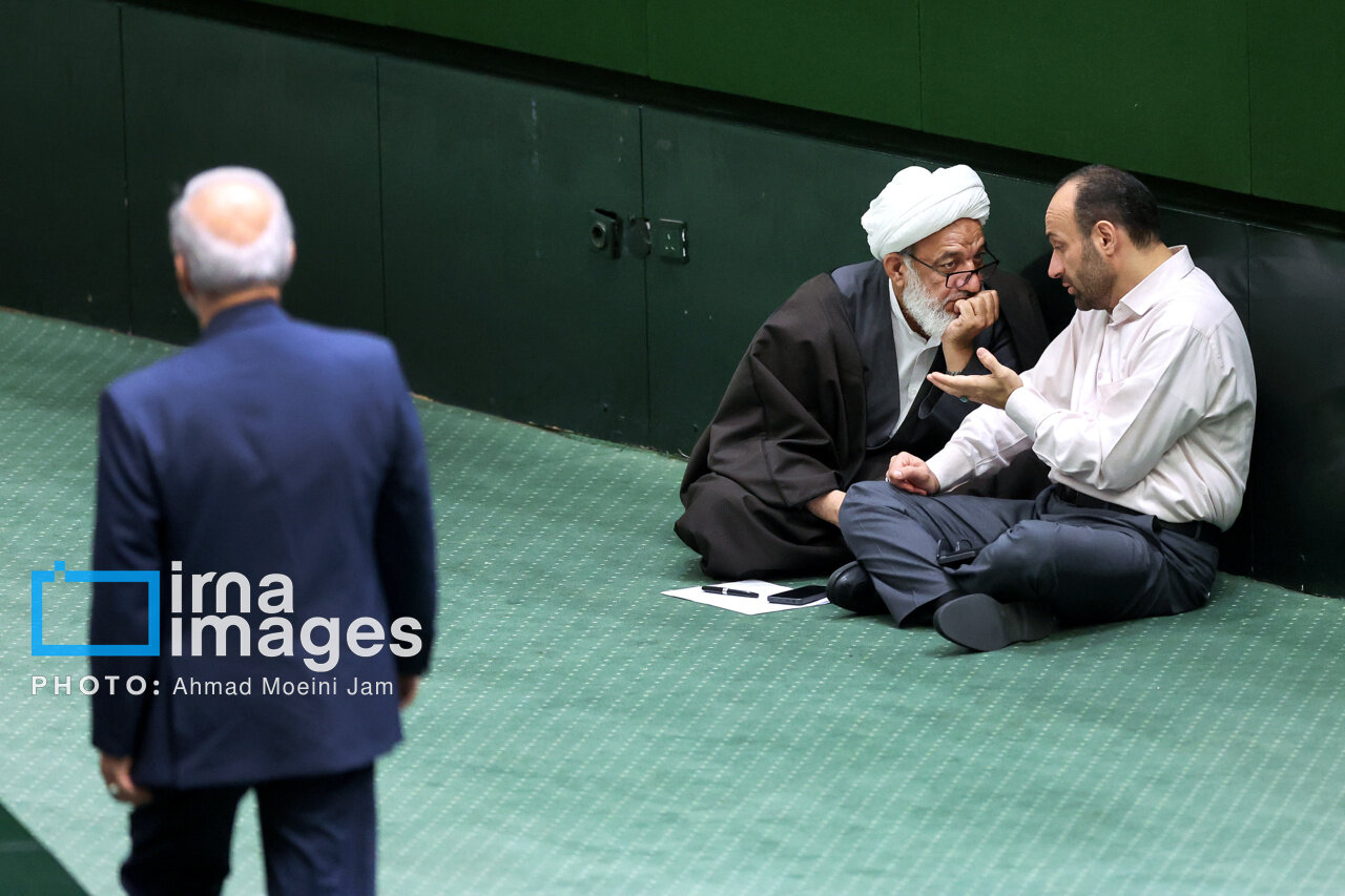 تصویری جالب از گوشه نشینی آقاتهرانی در جلسه سهشنبه مجلس