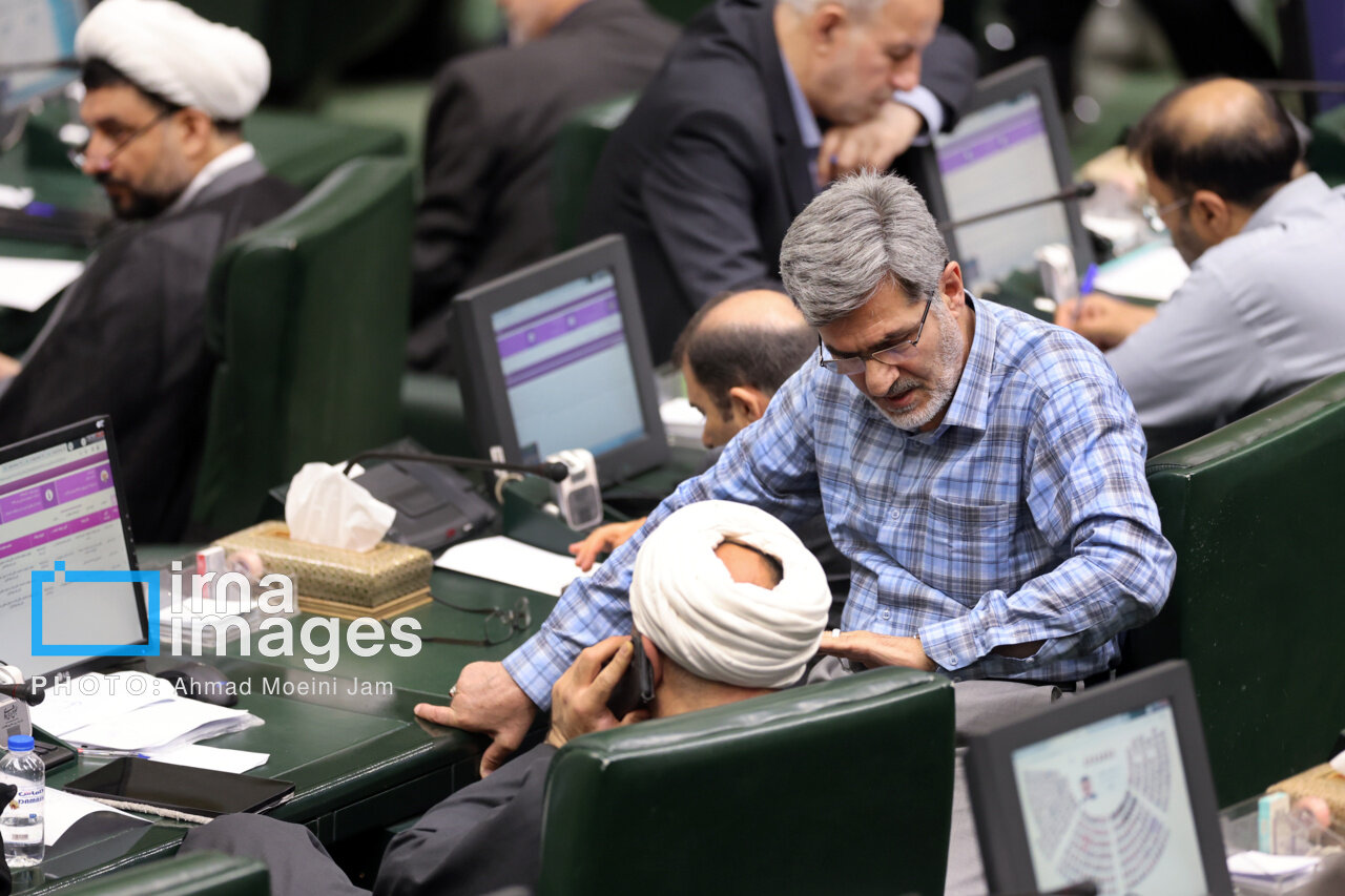 تصویری جالب از گوشه نشینی آقاتهرانی در جلسه سهشنبه مجلس