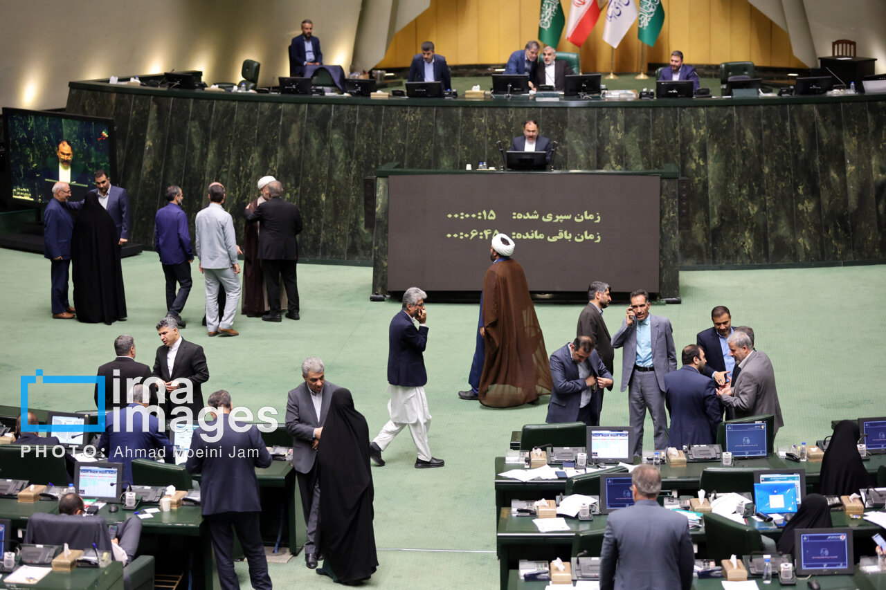 تصویری جالب از گوشه نشینی آقاتهرانی در جلسه سهشنبه مجلس