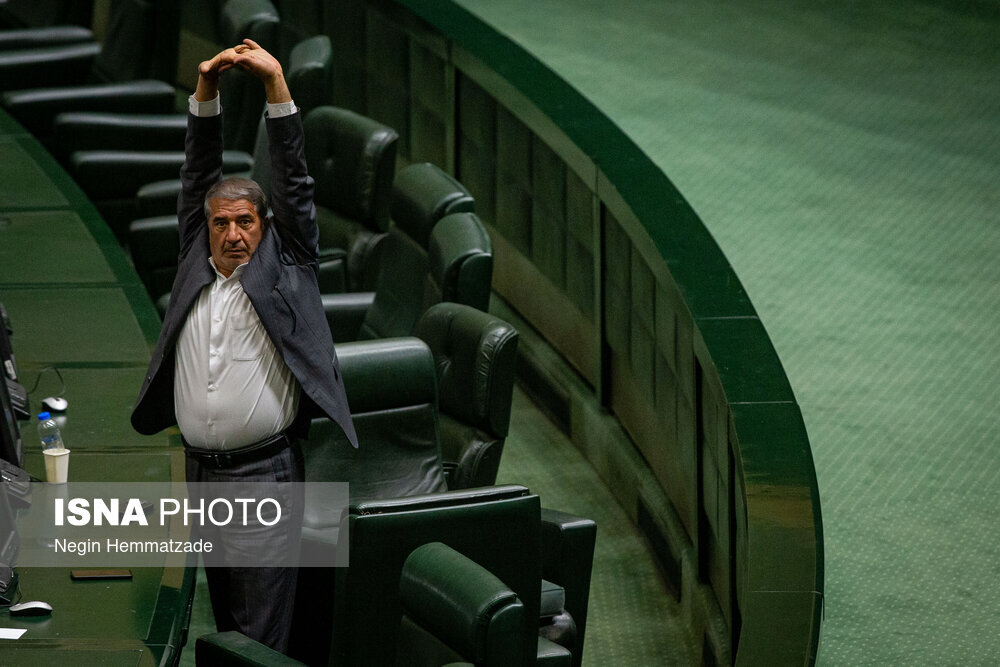 نرمش جالب یک نماینده هنگام جلسه علنی مجلس +تصویر