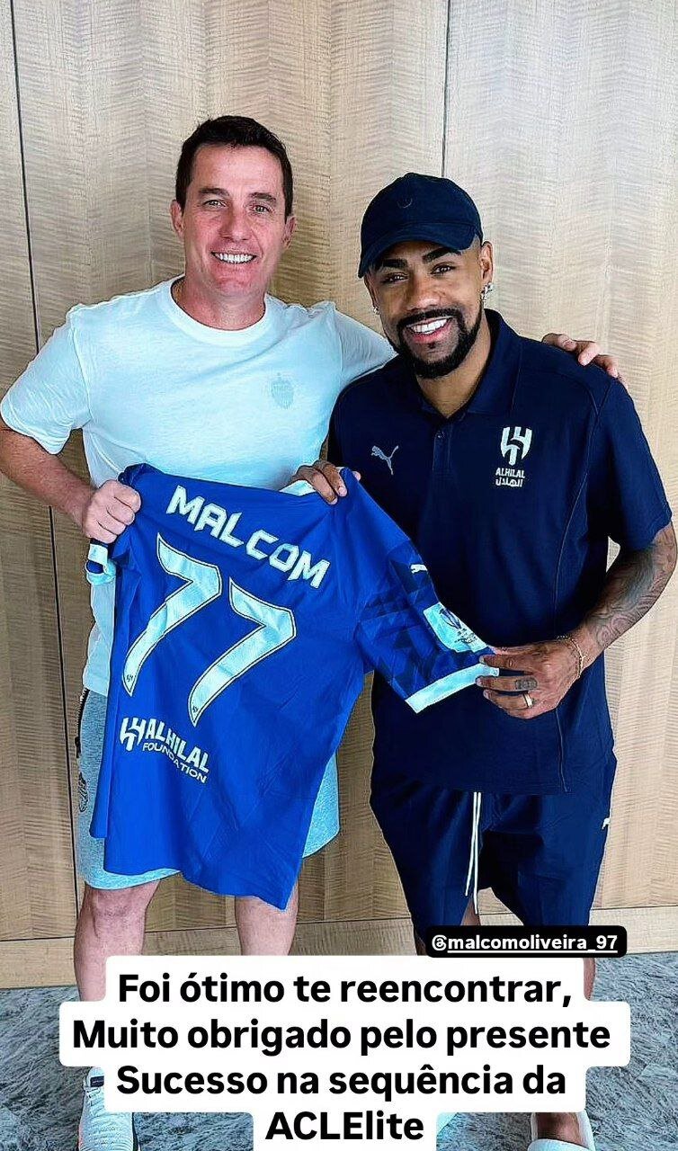 عکس | هدیه ستاره الهلال به مرد محبوب پرسپولیسیها