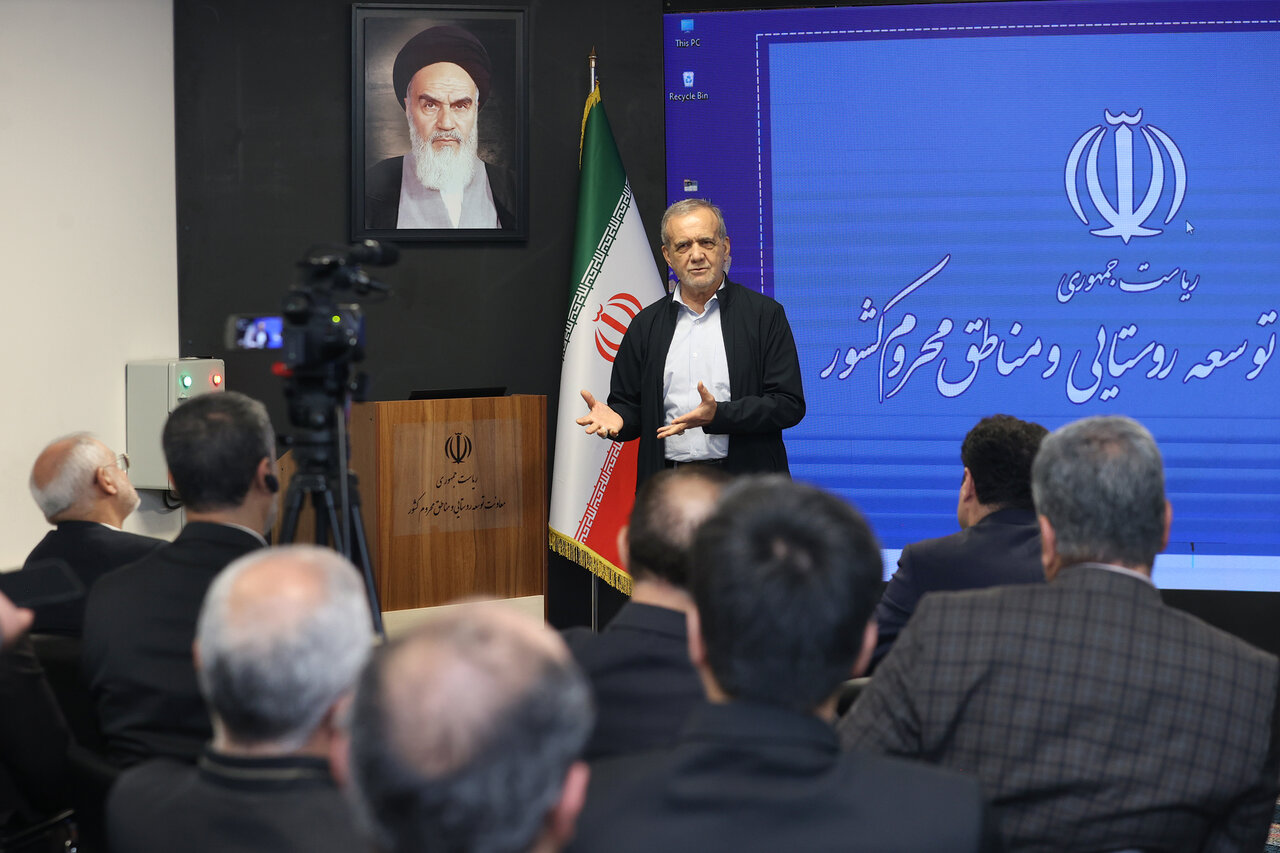 تصاویری دیدنی از حضور پزشکیان در معاونت توسعه روستایی و مناطق محروم/ او سوژه سلفی حاضران شد