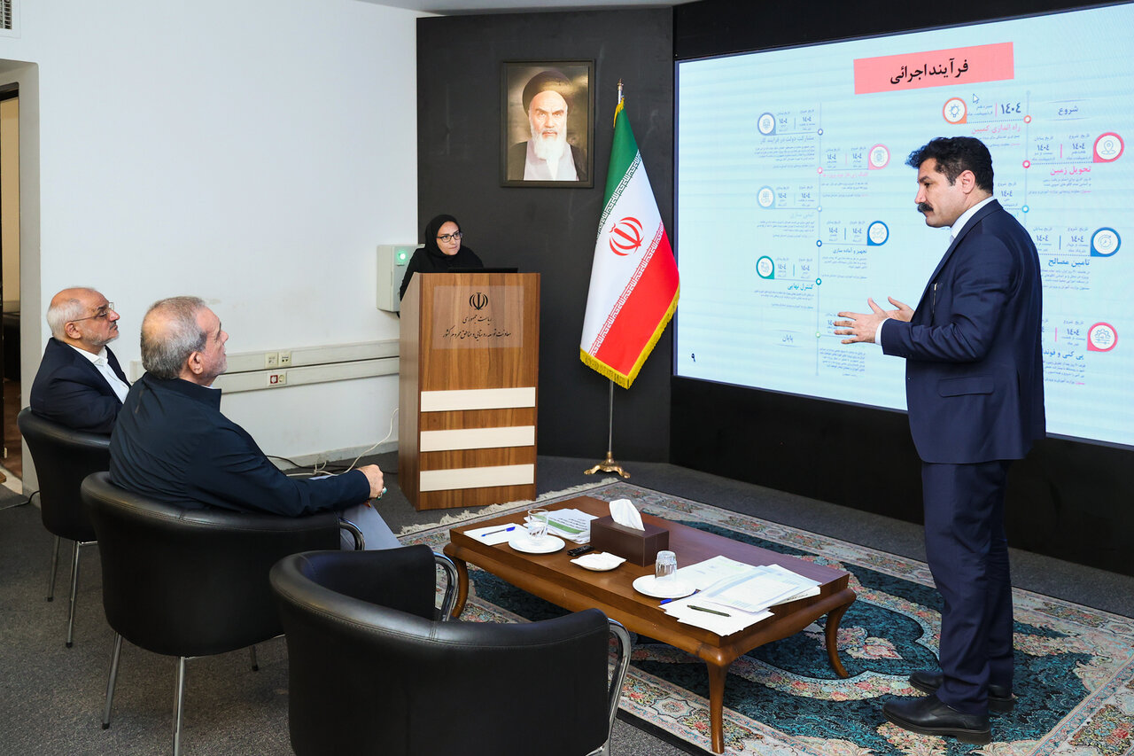 تصاویری دیدنی از حضور پزشکیان در معاونت توسعه روستایی و مناطق محروم/ او سوژه سلفی حاضران شد