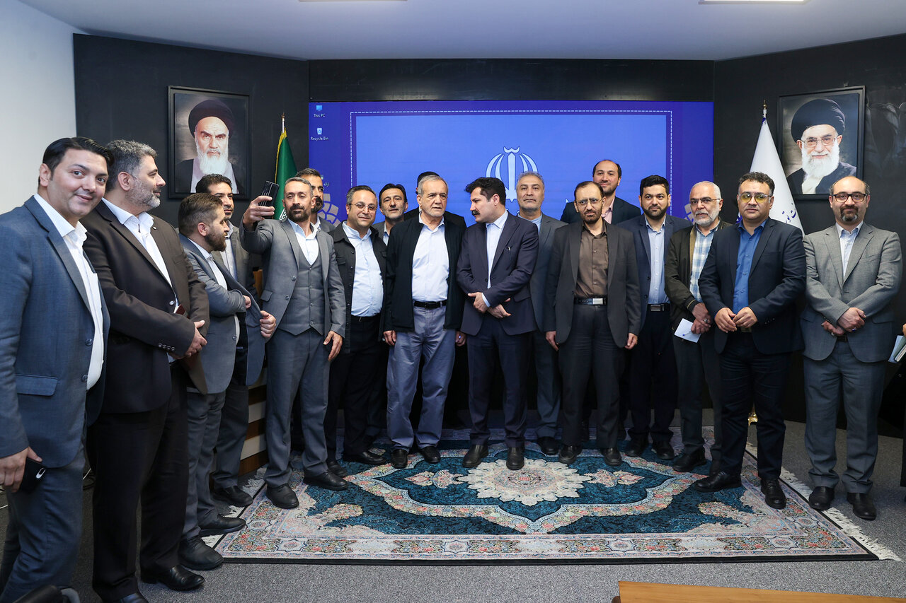 تصاویری دیدنی از حضور پزشکیان در معاونت توسعه روستایی و مناطق محروم/ او سوژه سلفی حاضران شد