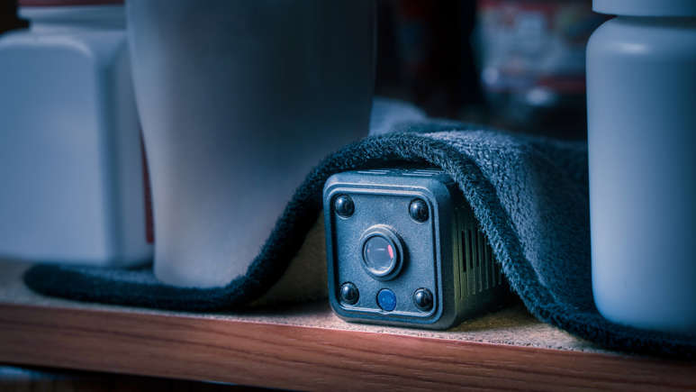 ترفندهایی برای پیدا کردن دوربین مخفی در اتاق هتل