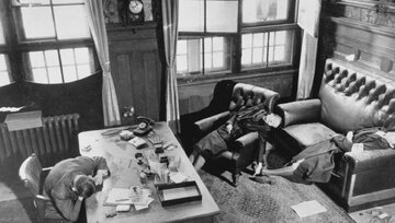 من جسد هیتلر و زنش را در پتو پیچیدم و آتش زدم