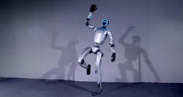 ربات انساننما چینی Unitree G۱، دست میدهد و شما را بغل میکند! /عکس