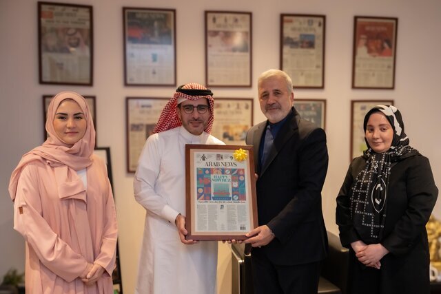 هدیه جالب یک رسانه عربستانی به سفیر ایران/عکس