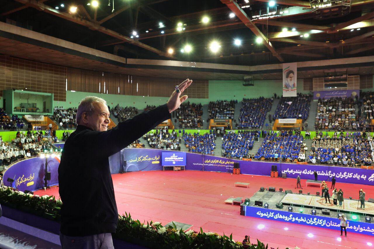 لتصویری از استقبال کارگران از مسعود پزشکیان