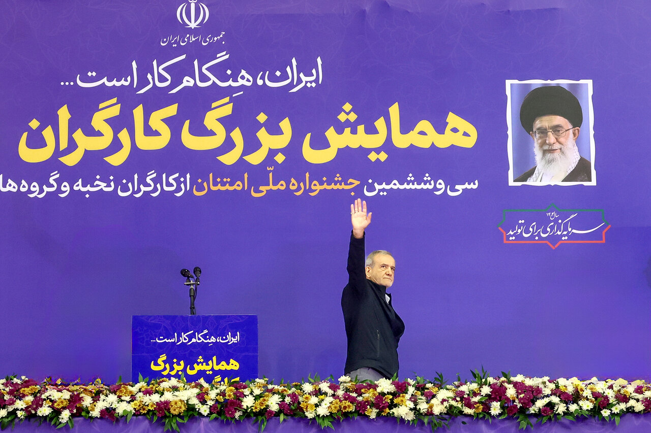 لتصویری از استقبال کارگران از مسعود پزشکیان