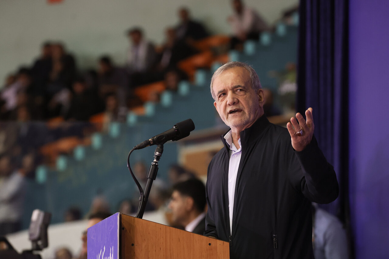 لتصویری از استقبال کارگران از مسعود پزشکیان