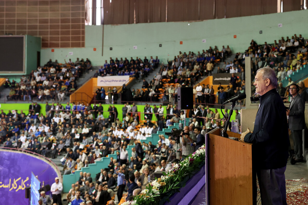 لتصویری از استقبال کارگران از مسعود پزشکیان