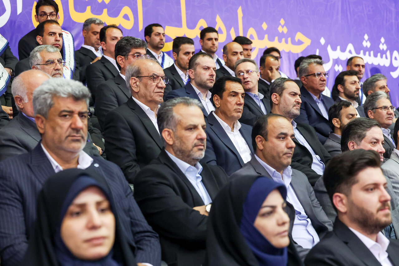 لتصویری از استقبال کارگران از مسعود پزشکیان