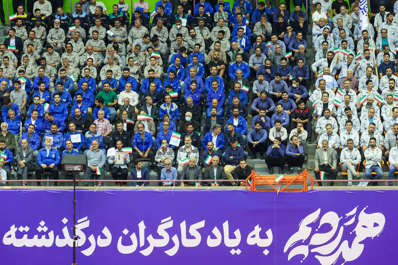 لتصویری از استقبال کارگران از مسعود پزشکیان