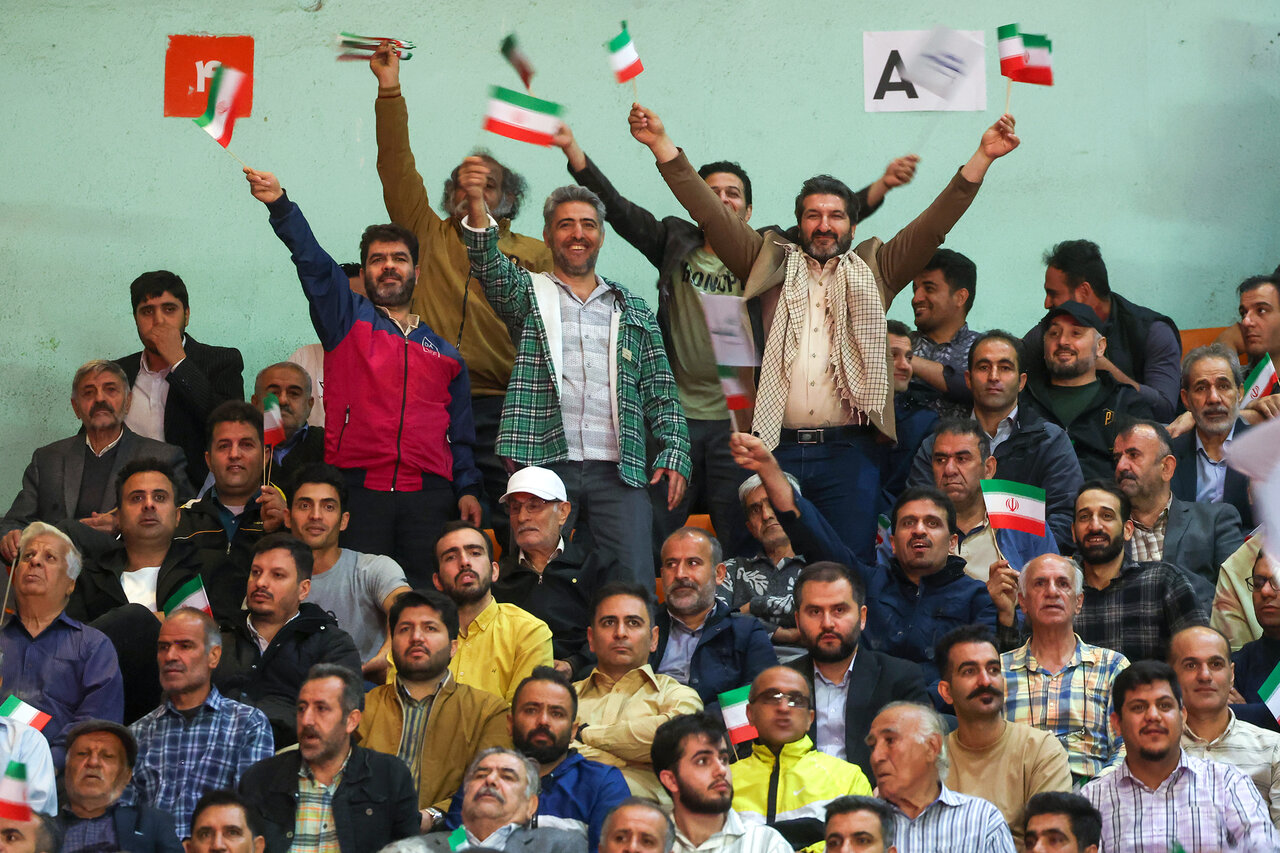 لتصویری از استقبال کارگران از مسعود پزشکیان