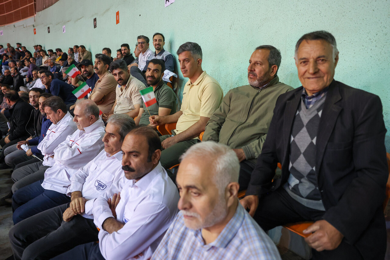 لتصویری از استقبال کارگران از مسعود پزشکیان