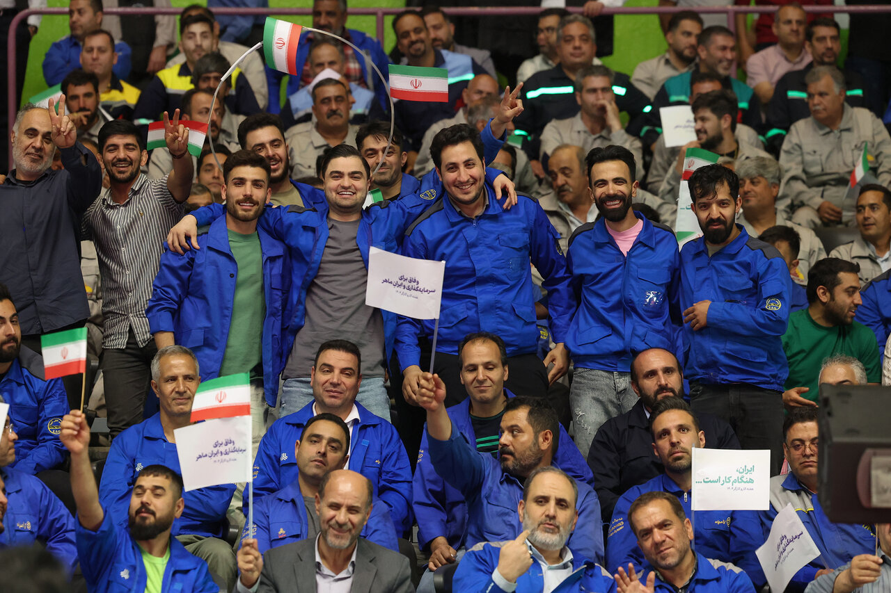 لتصویری از استقبال کارگران از مسعود پزشکیان