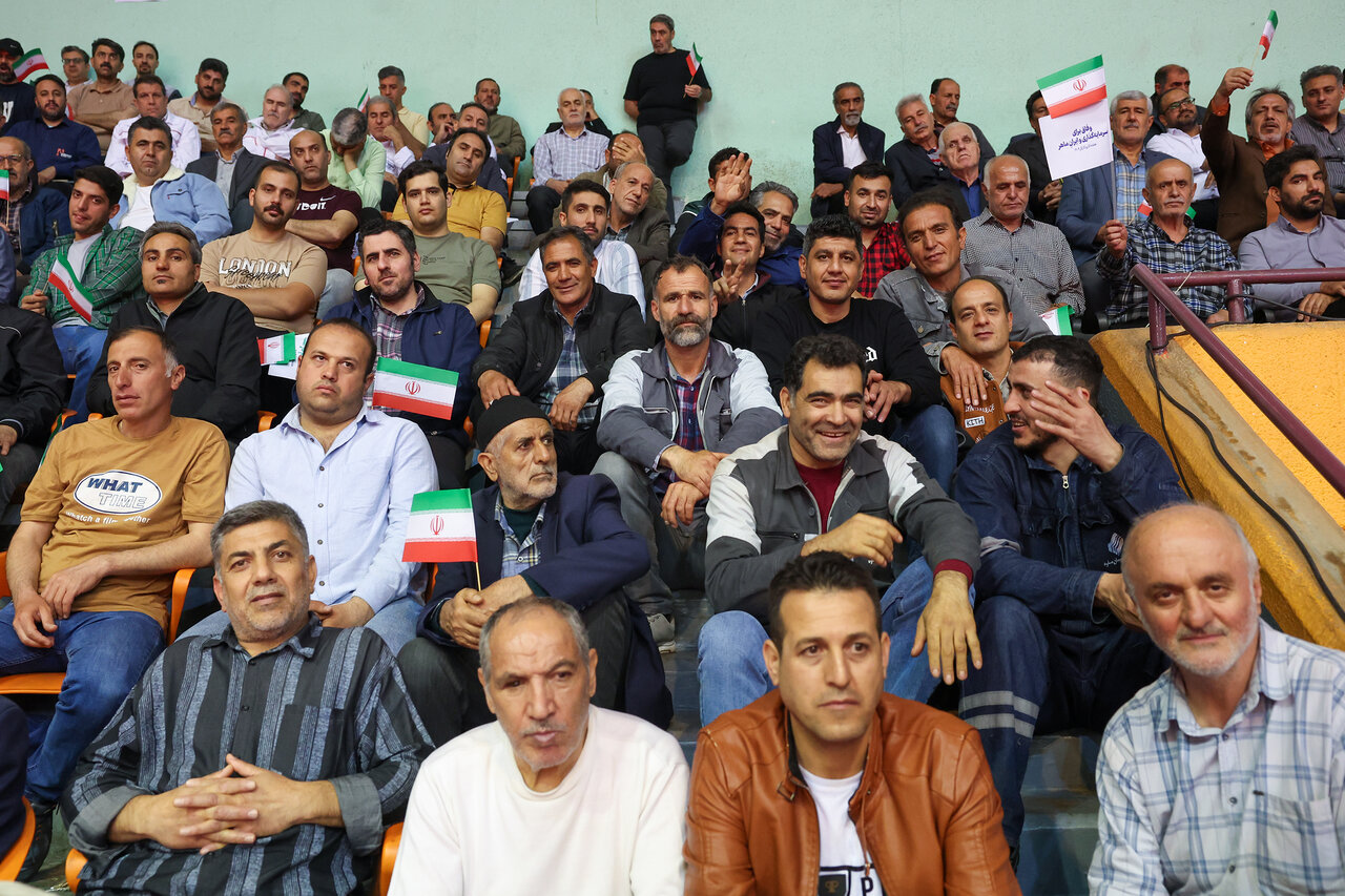 لتصویری از استقبال کارگران از مسعود پزشکیان