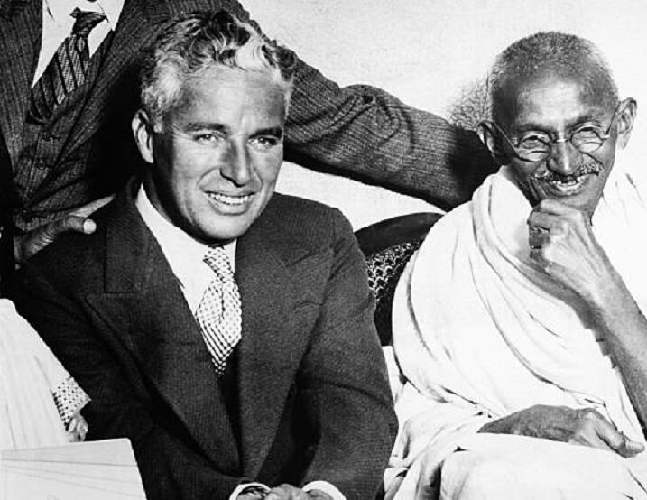 عکس/ چارلی چاپلین در کنار گاندی