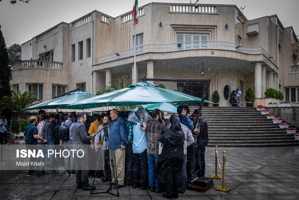 تصاویری جالب از وزرای دولت چهاردهم زیر باران/ کدام مقامات به خبرنگاران پاسخ دادند؟