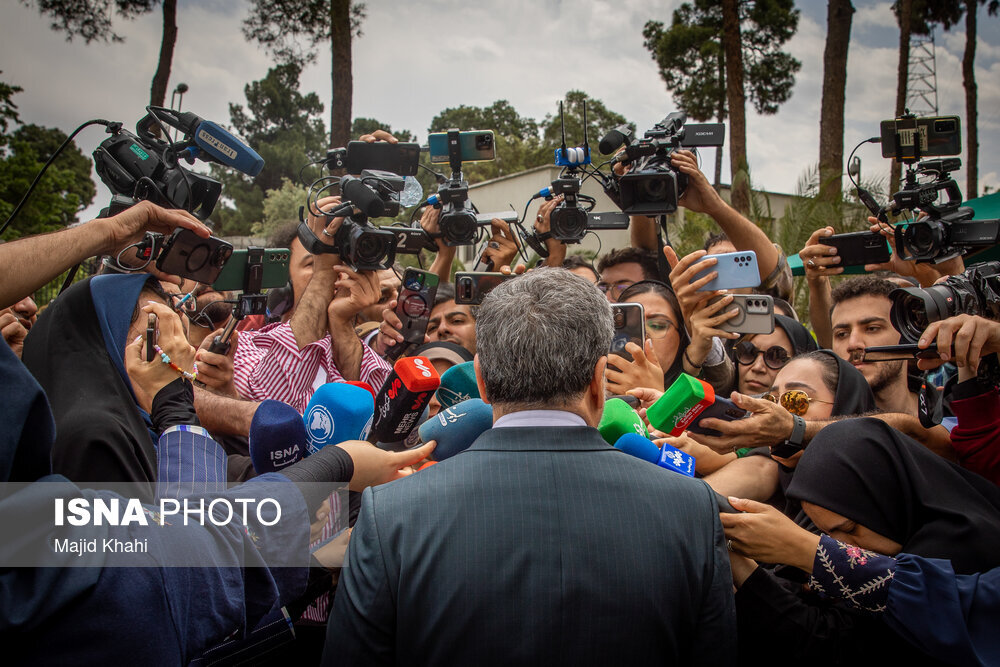 تصاویری جالب از وزرای دولت چهاردهم زیر باران/ کدام مقامات به خبرنگاران پاسخ دادند؟