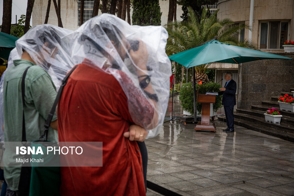 تصاویری جالب از وزرای دولت چهاردهم زیر باران/ کدام مقامات به خبرنگاران پاسخ دادند؟