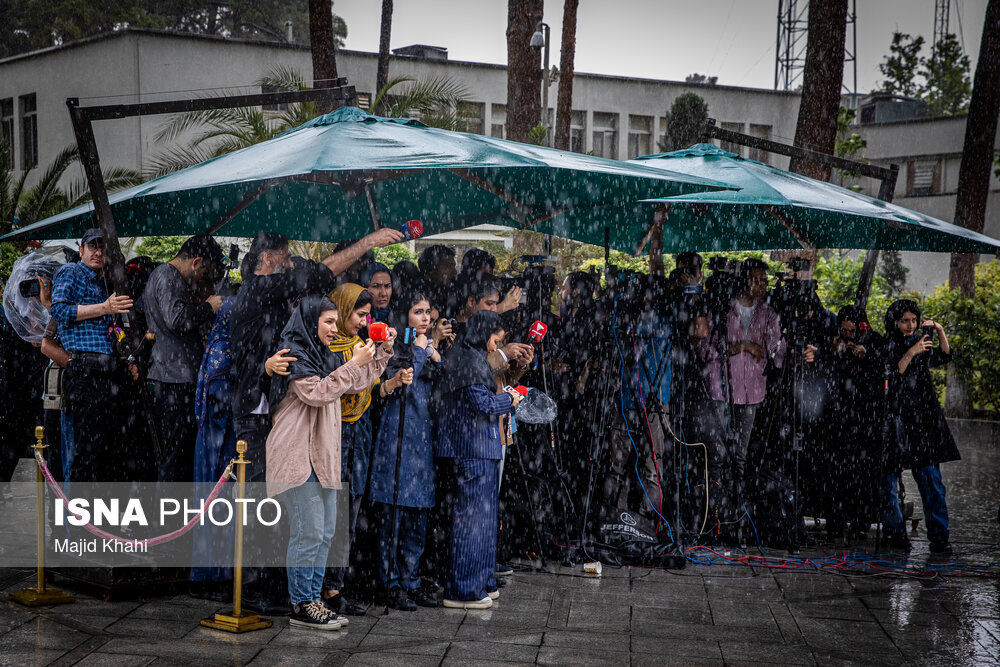 تصاویری جالب از وزرای دولت چهاردهم زیر باران/ کدام مقامات به خبرنگاران پاسخ دادند؟