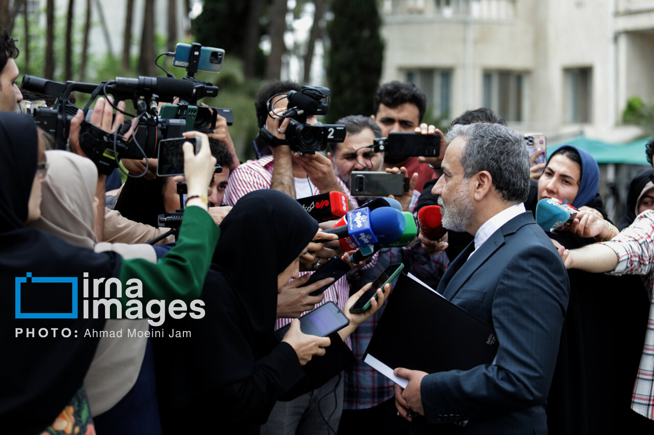 تصاویری جالب از وزرای دولت چهاردهم زیر باران/ کدام مقامات به خبرنگاران پاسخ دادند؟