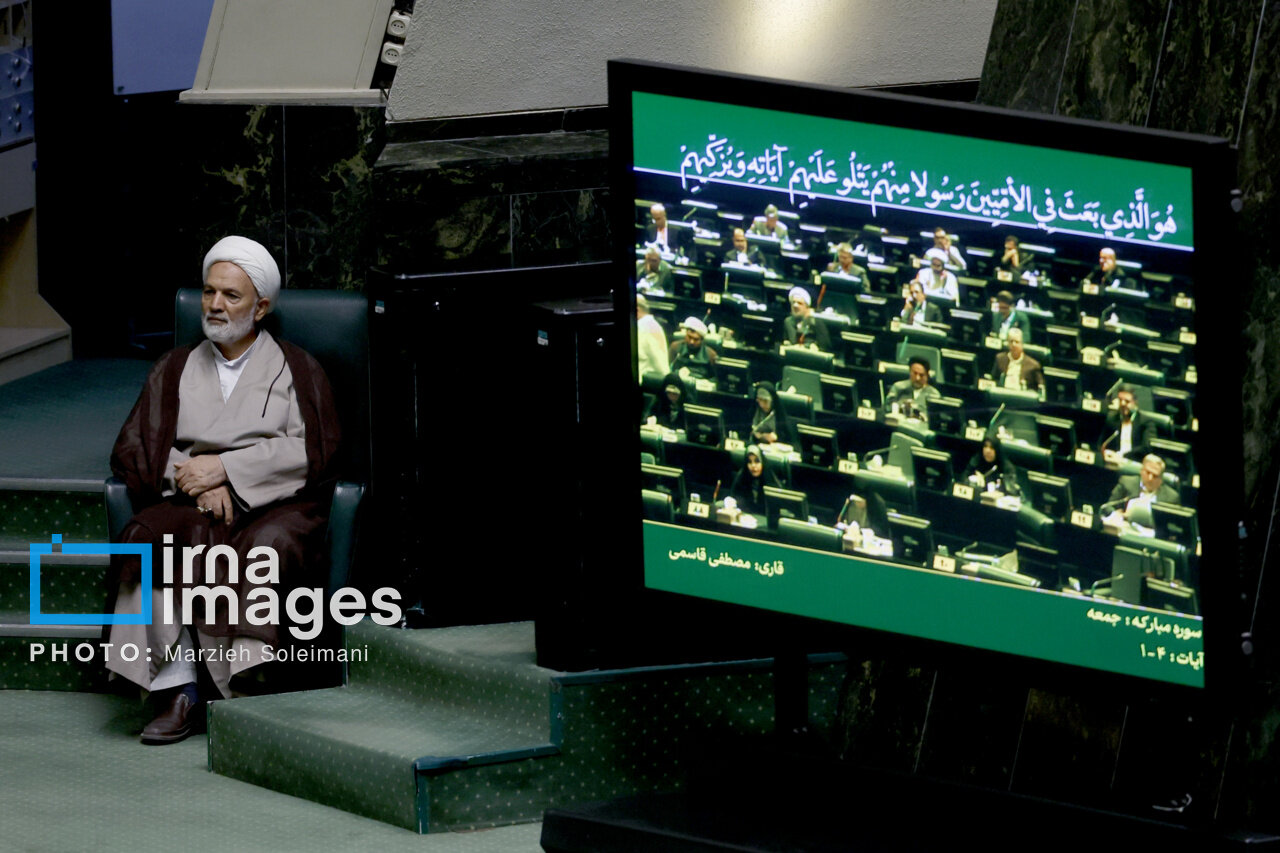 تصاویری گفتگوهای صمیمانه نمایندگان مجلس با یکدیگر