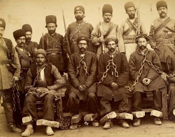 عکس/ زندان قاجاری و زندانیانی که آفتاب گرفته‌اند