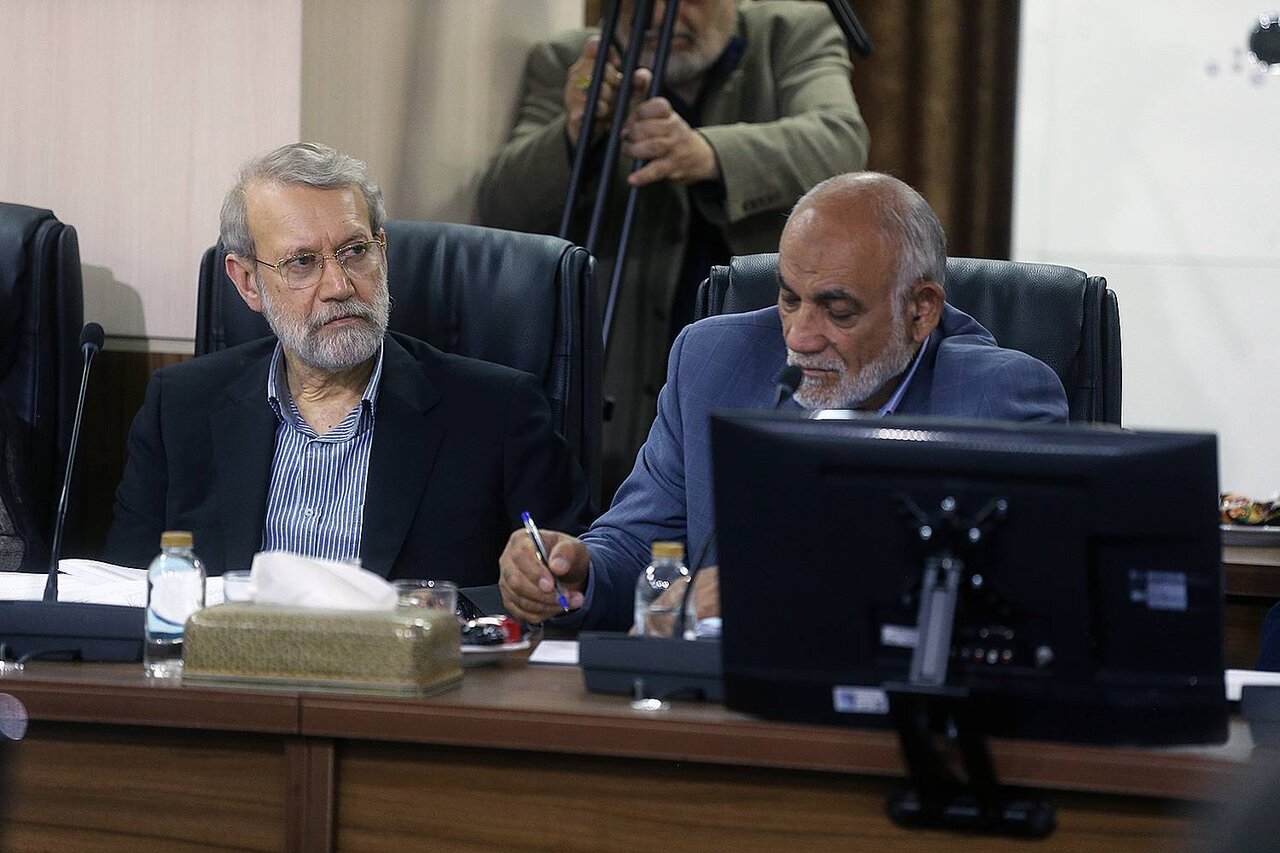 تصاویری از چهره علی شمخانی در جلسه بررسی پیوستن به پالرمو/ جلیلی و لاریجانی هم بودند/ تیپ جدید احمدی نژاد در جلسه مجمع