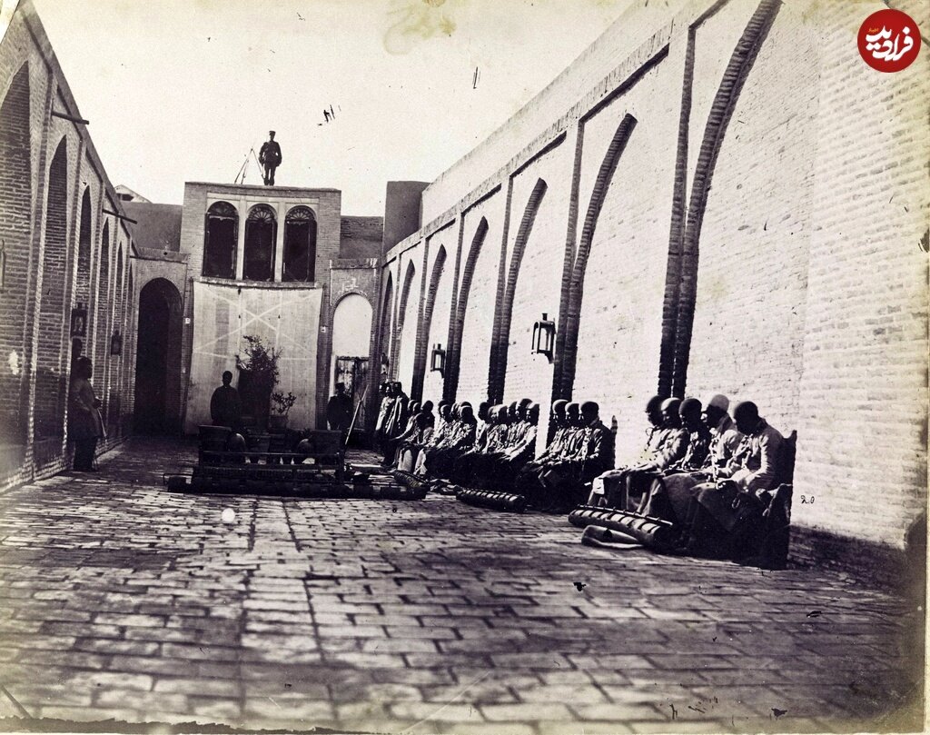 عکس/ زندان قاجاری و زندانیانی که آفتاب گرفتهاند