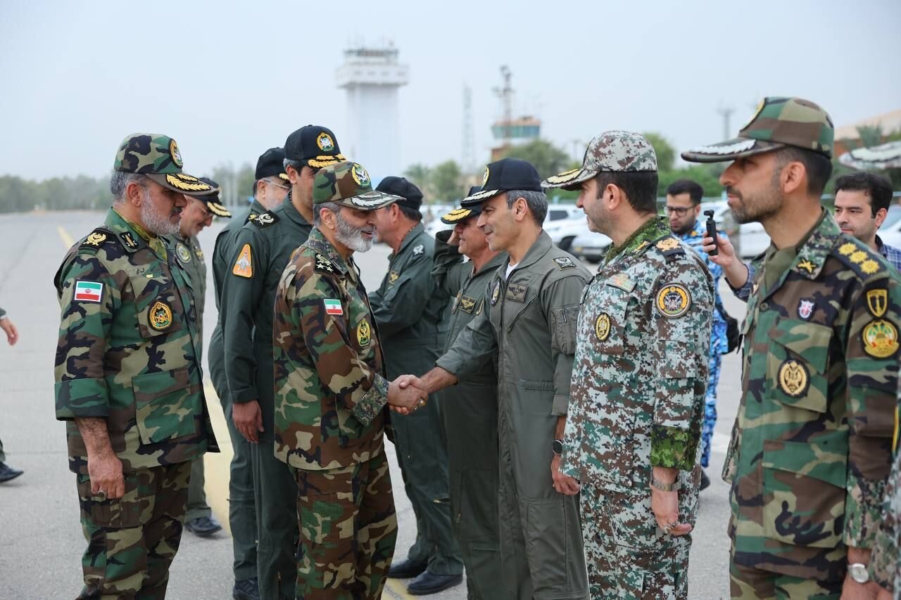 بازدید فرمانده کل ارتش از یک پایگاه شکاری+عکس