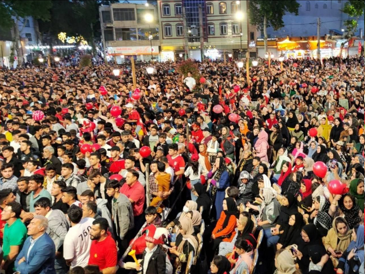 عکس| جشن هواداران تراکتور در خیابانهای تبریز
