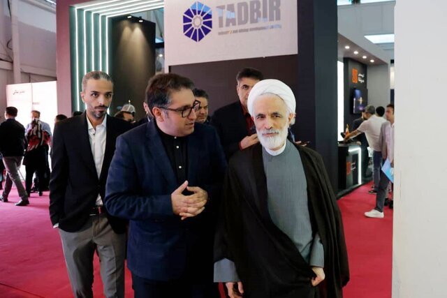 تصویری از بازدید معاون حقوقی رئیسجمهوری از یک نمایشگاه اقتصادی