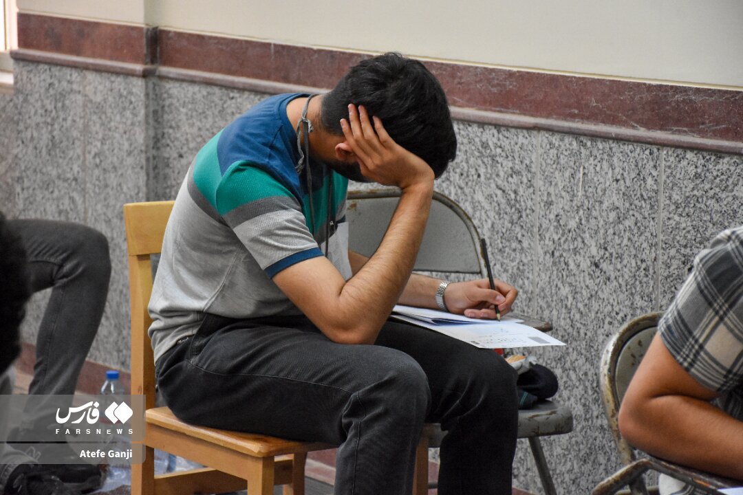 بازرسی بدنی دختران شرکت کننده در کنکور/ تصاویر جالب از آزمون سراسری