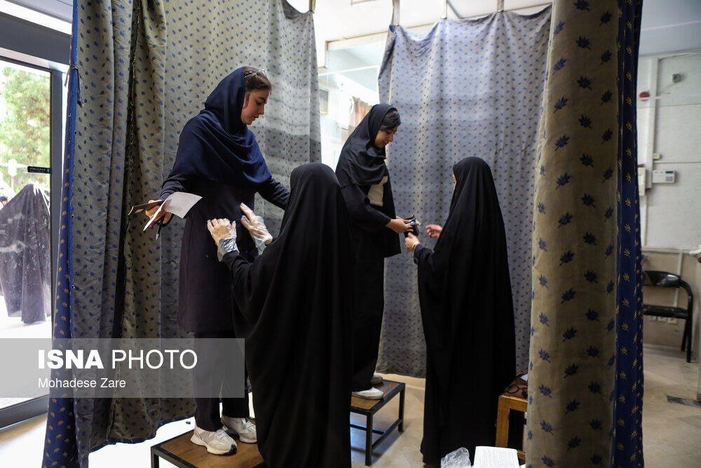 بازرسی بدنی دختران شرکت کننده در کنکور/ تصاویر جالب از آزمون سراسری