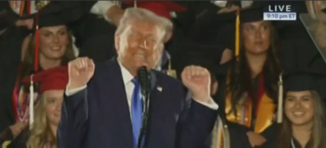 حرکات عجیب ترامپ در جمع دانشجویان آلاباما/عکس
