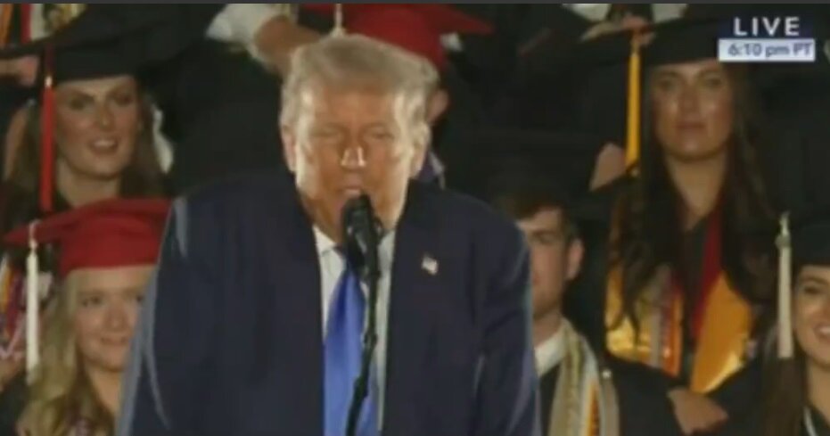 حرکات عجیب ترامپ در جمع دانشجویان آلاباما/عکس